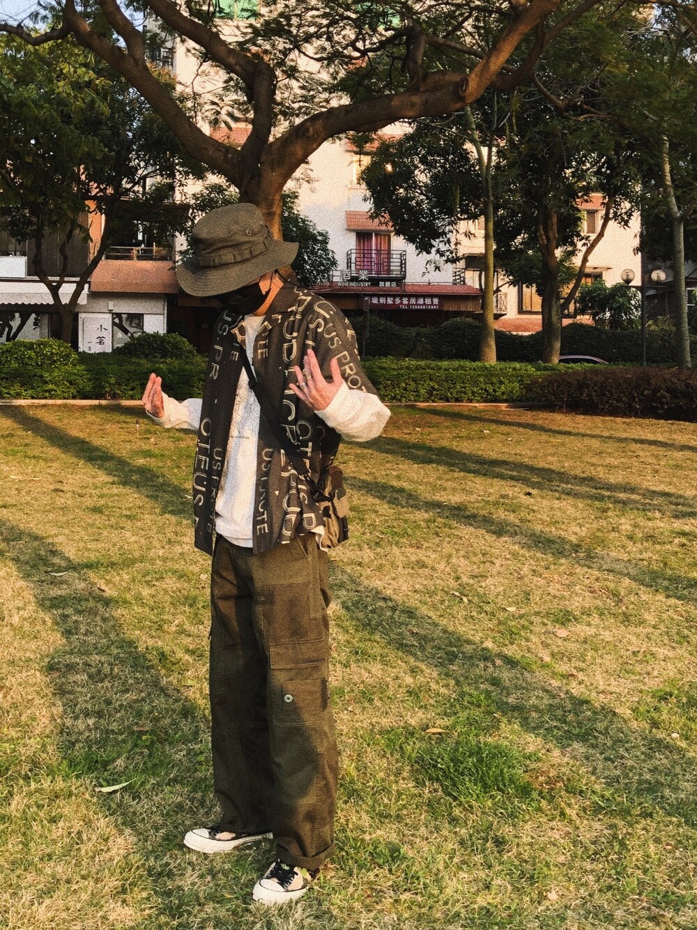「ootd、休日スタイル、休日コーデ、春コーデ、春、converse、Proteus」｜「Proteusのアイテム（シャツ/ブラウス、グリーン系）」を使った、灰白光さん（メンズ・176cm）の春コーディネートの1枚目の写真