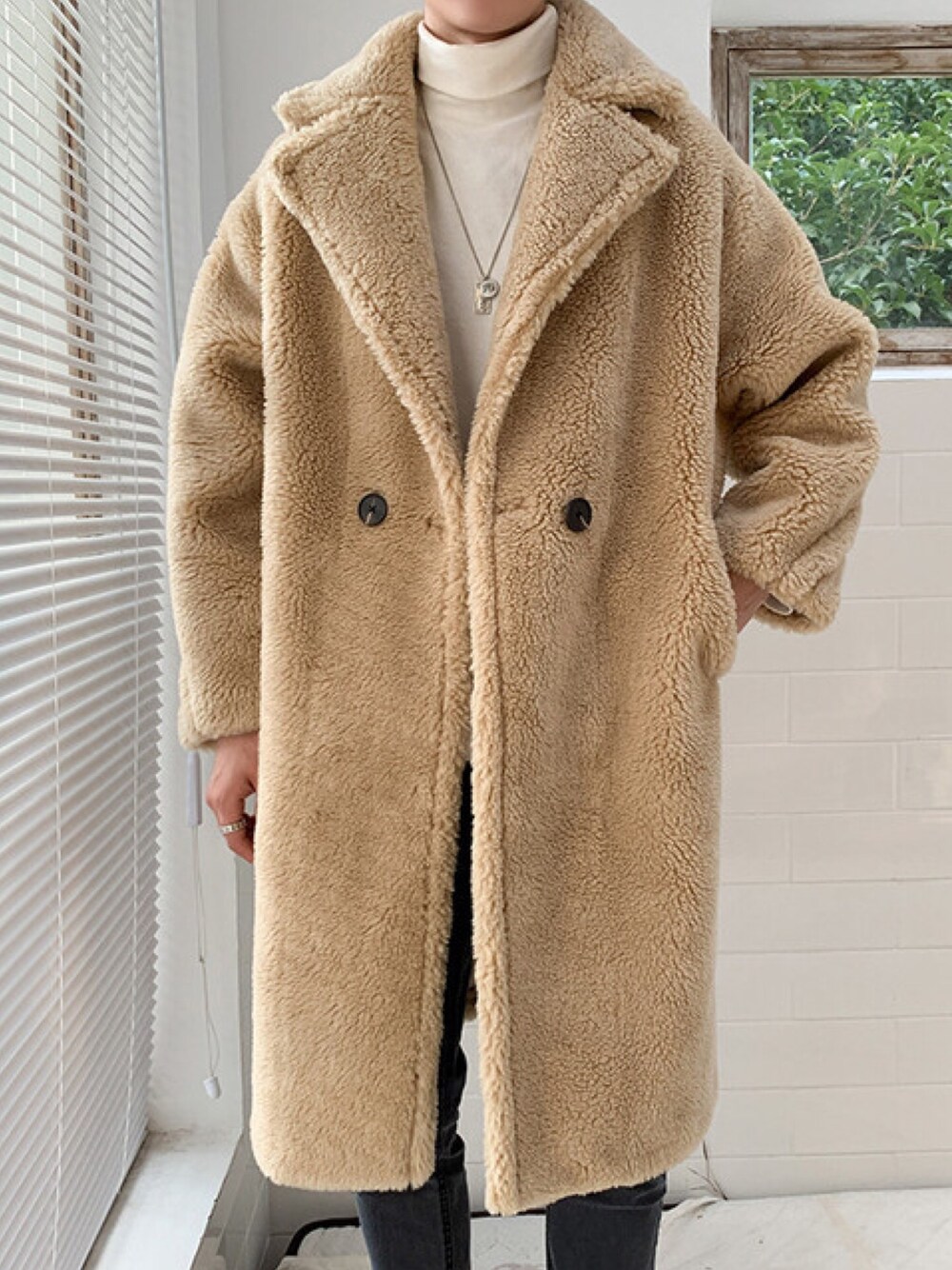 ベージュ系のムートンコートを着用したメンズの秋コーディネートの1枚目の写真