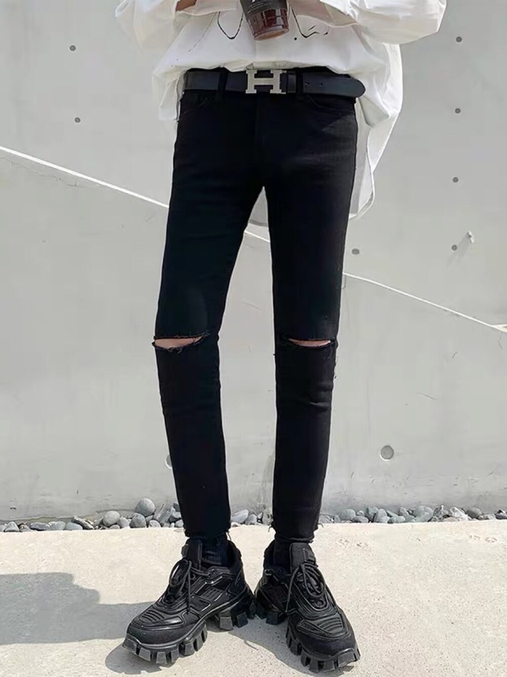 ブラック系のチノパンツを着用したメンズの夏コーディネートの1枚目の写真