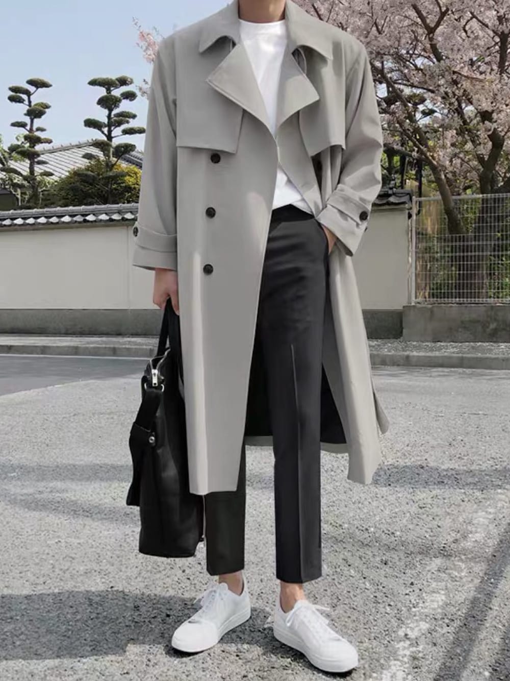 グレー系のトレンチコートを着用したメンズの秋コーディネートの1枚目の写真