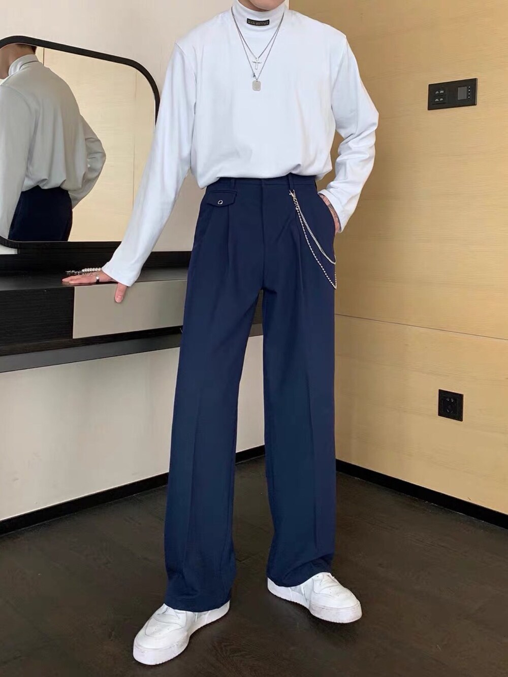 ブルー系のスラックスを着用したメンズの秋コーディネートの1枚目の写真