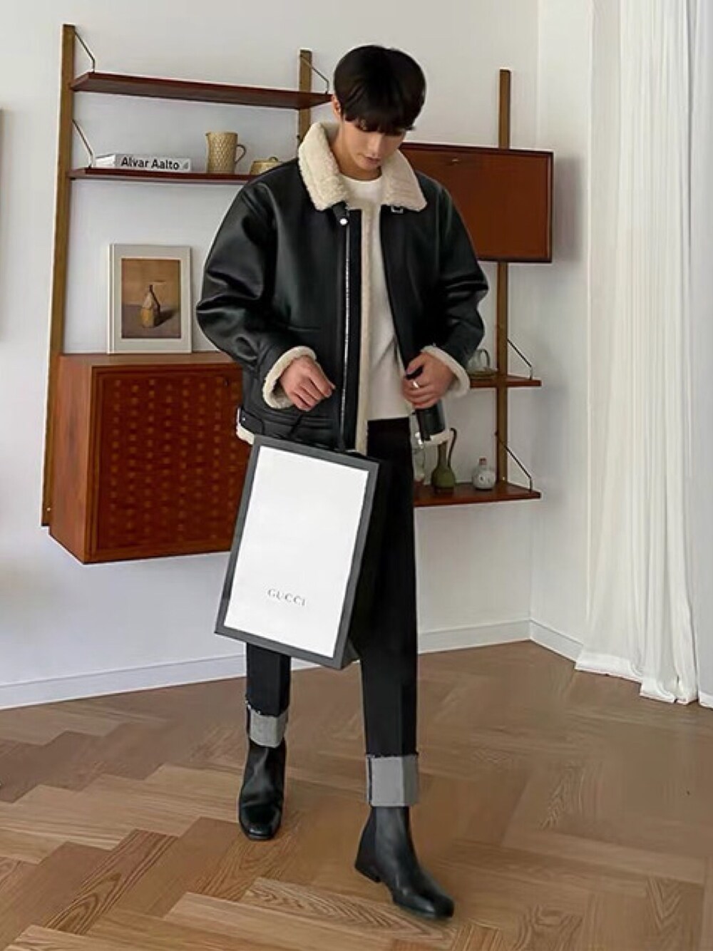 ブラック系のライダースジャケットを着用したメンズの冬コーディネートの1枚目の写真