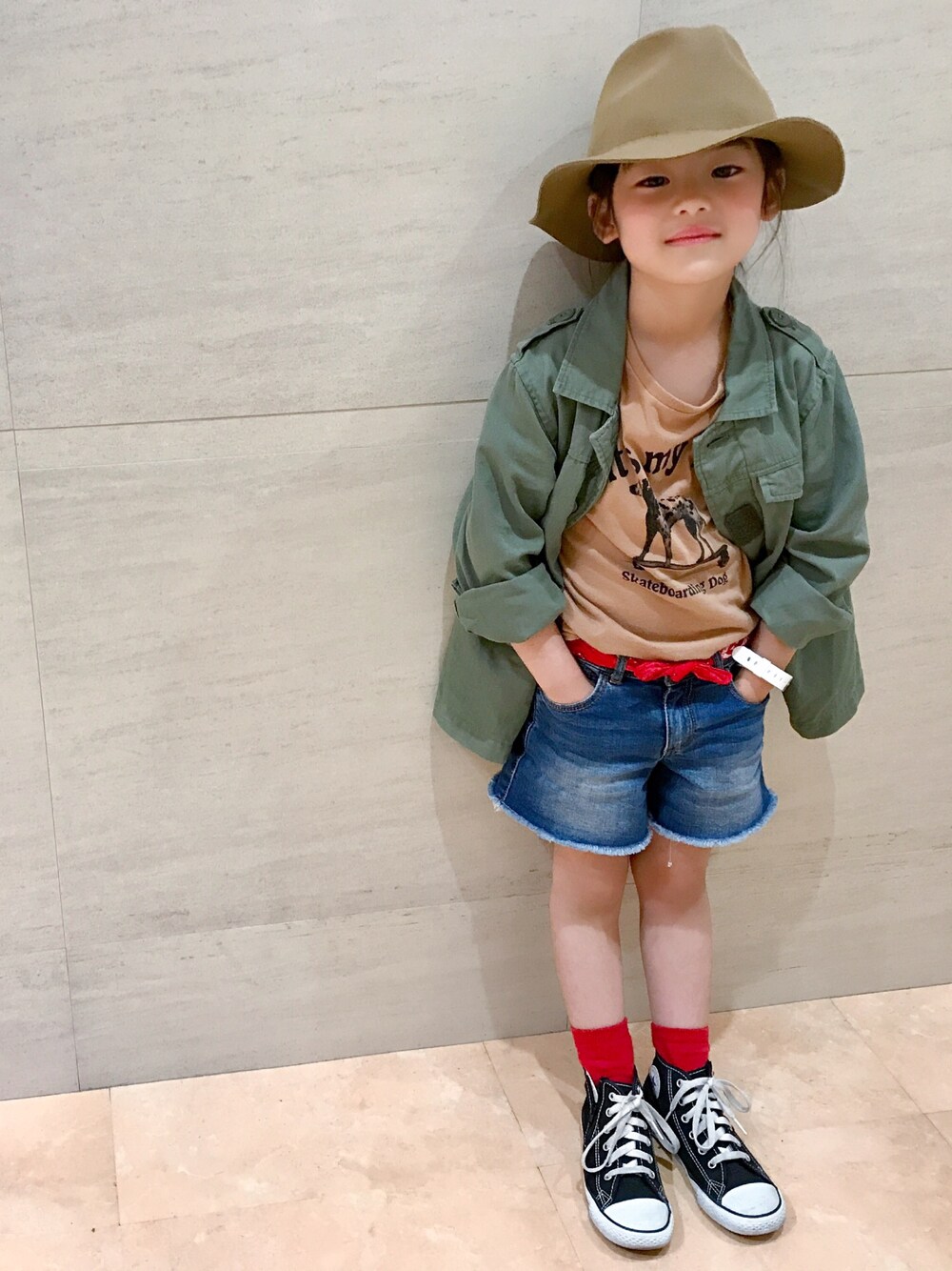 グリーン系のミリタリージャケット、ブラウン系のハットを着用したキッズの秋コーディネートの1枚目の写真
