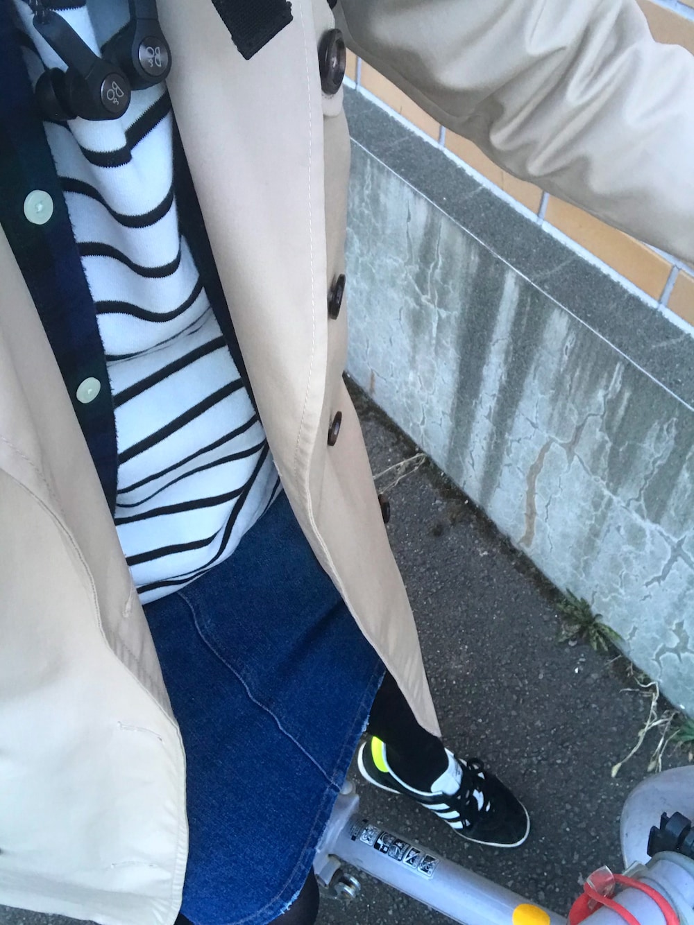 「カジュアル、プチプラ、デニム、通勤コーデ、GU、adidas、札幌」｜「GUのアイテム（トレンチコート、ベージュ系）」を使った、PICO.さん（レディース・158cm）の春コーディネートの1枚目の写真