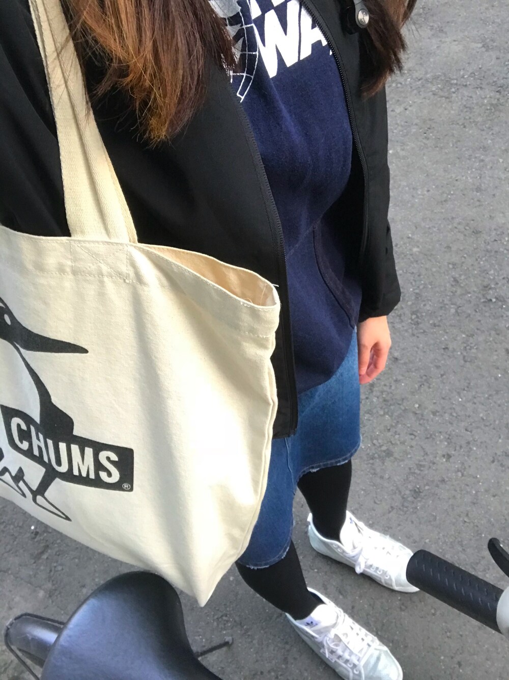 「カジュアル、スニーカーコーデ、シンプル、ラクチンコーデ、古着、パーカー、タイトスカート、GU、札幌、北海道」｜「CHUMSのアイテム（トートバッグ、ベージュ系）」を使った、PICO.さん（レディース・158cm）の春コーディネートの1枚目の写真