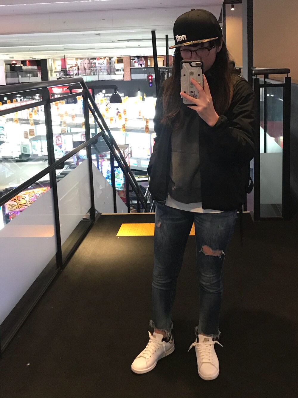「カジュアル、札幌、北海道、ラフ、スキニーデニム、アディダス、ストリート」｜「adidasのアイテム（スニーカー、ホワイト系）」を使った、PICO.さん（レディース・158cm）の春コーディネートの1枚目の写真