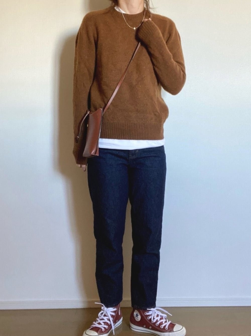「大人カジュアル、おしゃれさんと繋がりたい、休日コーデ、プチプラコーデ、ユニクロ、ニット、ブラウン、UNIQLO、スニーカー、シンプル」｜「LOEWEのゲートポケット（ソフトカーフ）（ショルダーバッグ、ブラウン系）」を使った、ayaさん（レディース・160cm）の冬コーディネートの1枚目の写真