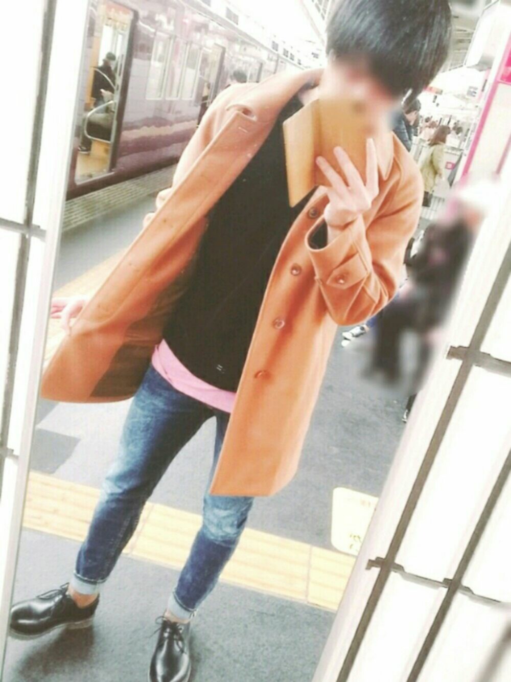 「ラクチンコーデ、デニムパンツ、阪急電車、ピンクレイヤード」｜「JOURNAL STANDARDのベロア2INSET #（Tシャツ/カットソー、ブラック系）」を使った、ひでさん（メンズ・177cm）の春コーディネートの1枚目の写真