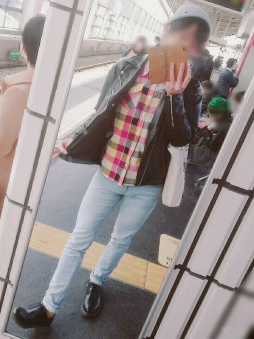 「ライダース、ダブルライダース、チェックシャツ、ニット帽、阪急電車」｜「阪急電車のアイテム（その他、ブラウン系）」を使った、ひでさん（メンズ・177cm）の春コーディネートの1枚目の写真