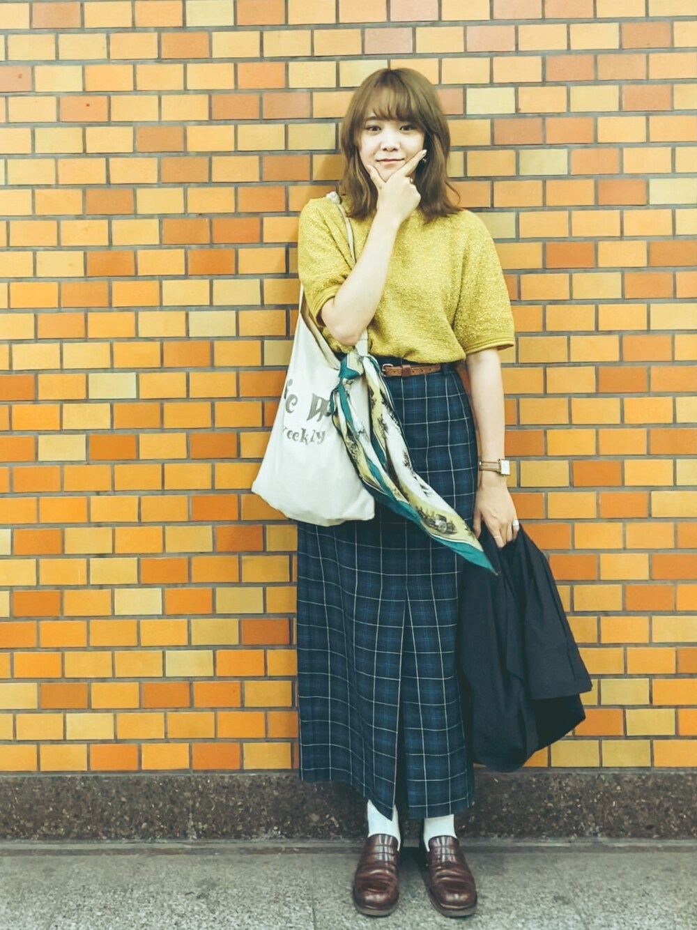 「秋服、ラブアンドピース2020、秋のコーデ、シンプル、カジュアル、今日のコーデ、スカートスタイル、チェック、サマーニット、黄色」｜「Sebastianのアイテム（ニット/セーター、イエロー系）」を使った、Renさん（レディース・165cm）の秋コーディネートの1枚目の写真