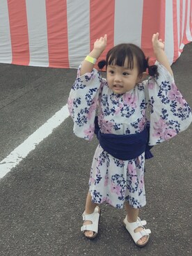 「petit main（プティマイン）の大花柄浴衣（浴衣、ホワイト系）」を使った、KaNyaDeʕ·͡ˑ·ཻʔさん（キッズ・140cm）の夏コーディネート