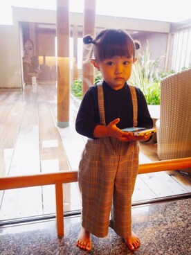 「petit main（プティマイン）のケーブル編みハイネック長袖ニット（ニット/セーター、ブラック系）」を使った、KaNyaDeʕ·͡ˑ·ཻʔさん（キッズ・140cm）の秋コーディネート