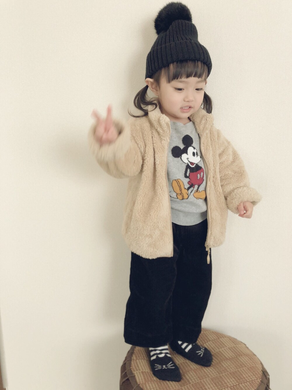「カジュアル、UNIQLO、ミッキー、プチプラ、キッズコーデ、ワイドパンツ、ニット帽、ボアパーカー、ベージュ、プティマイン」｜「b・ROOMのポンポンファー付きニット帽（ニットキャップ/ビーニー、ブラック系）」を使った、KaNyaDeʕ·͡ˑ·ཻʔさん（キッズ・90cm）の冬コーディネートの1枚目の写真