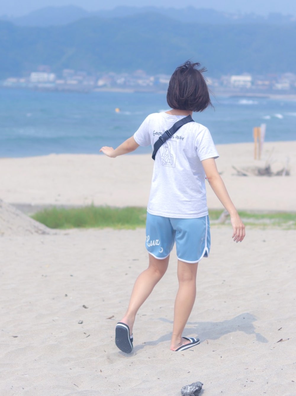 「LUZeSOMBRA、PORO、海、ラフスタイル」｜「LUZeSOMBRAのアイテム（パンツ、ブルー系）」を使った、rryさん（レディース・160cm）の夏コーディネートの1枚目の写真
