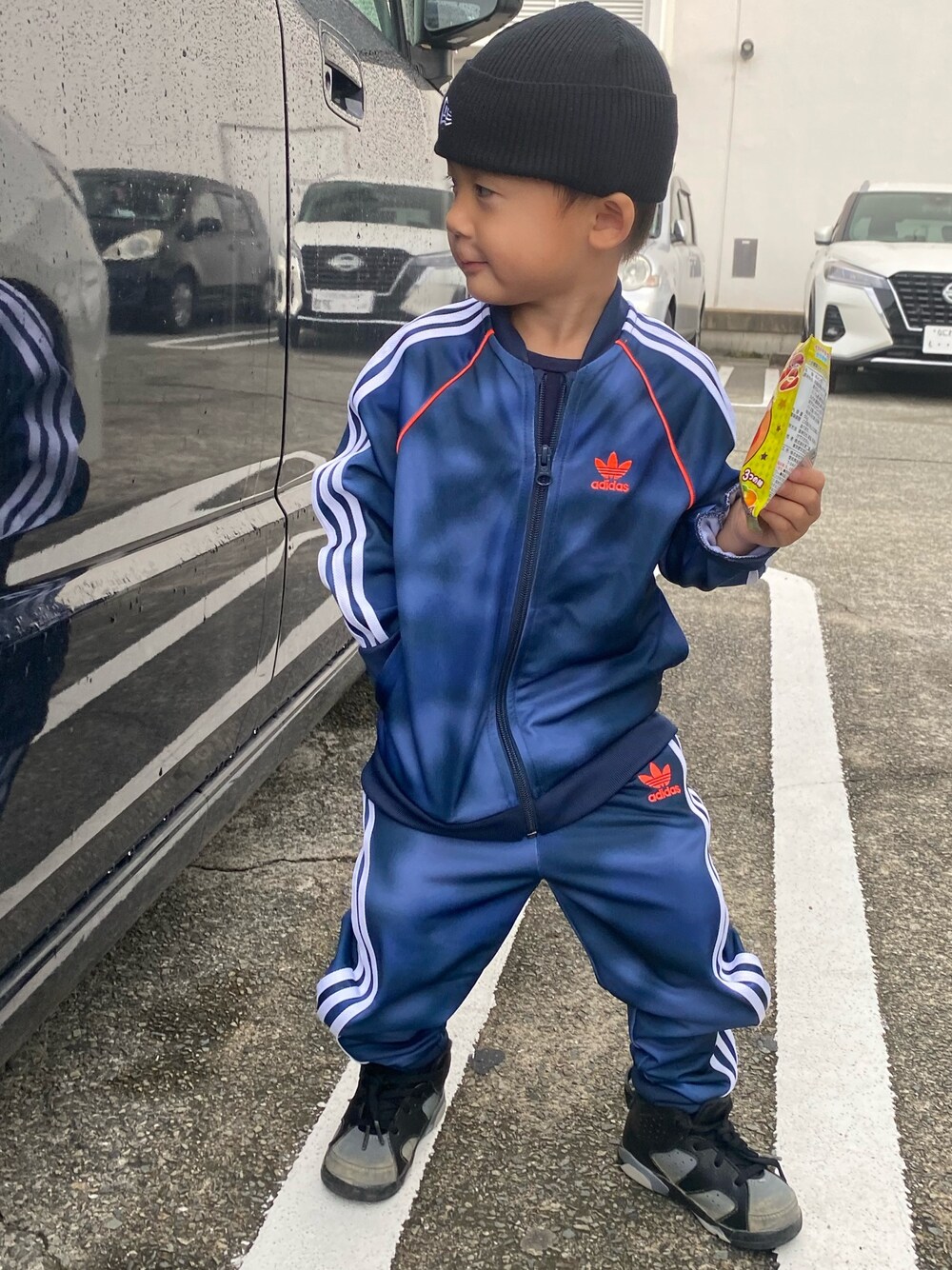 「キッズコーデ、カジュアルコーデ、休日スタイル、男の子コーデ、スニーカー、これが私をアゲる服、kids、3歳、むすこーで、スポーティ」｜「adidasのアイテム（セットアップ、ブルー系）」を使った、civiixさん（キッズ・90cm）の春コーディネートの1枚目の写真