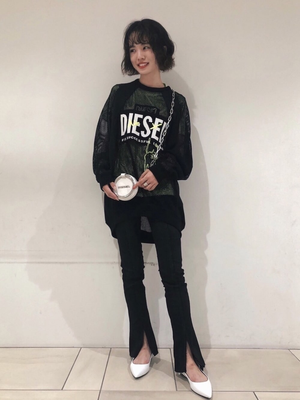 「ディーゼル、Diesel、デニム、フレアデニム、スリットパンツ、バレエシューズ、ネオンカラー」｜「DIESELのレディース ニット　オーバーサイズメッシュニットDIESELロゴトップス（ニット/セーター、ブラック系）」を使った、ingmさん（レディース・158cm）の夏コーディネートの1枚目の写真
