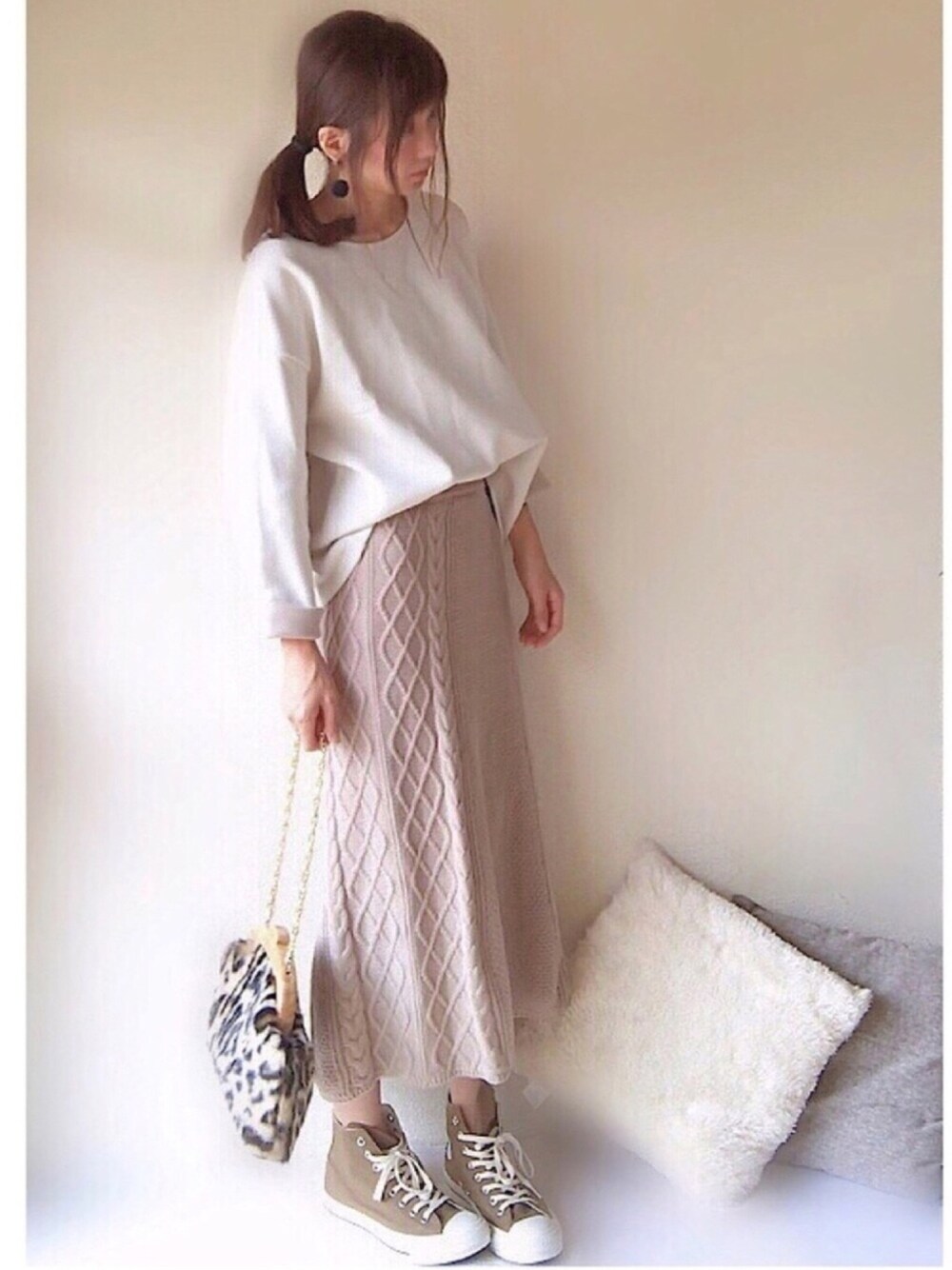 「秋服準備はじめました、大人ガーリー、スニーカーコーデ、タイトスカート、スウェット、オーバーサイズ、レオパード、MHL.、ケーブルニット、ベージュコーデ」｜「UNIQLOのダブルフェイスプルオーバー（長袖）（Tシャツ/カットソー、ホワイト系）」を使った、YOSSYさん（レディース・165cm）の秋コーディネートの1枚目の写真