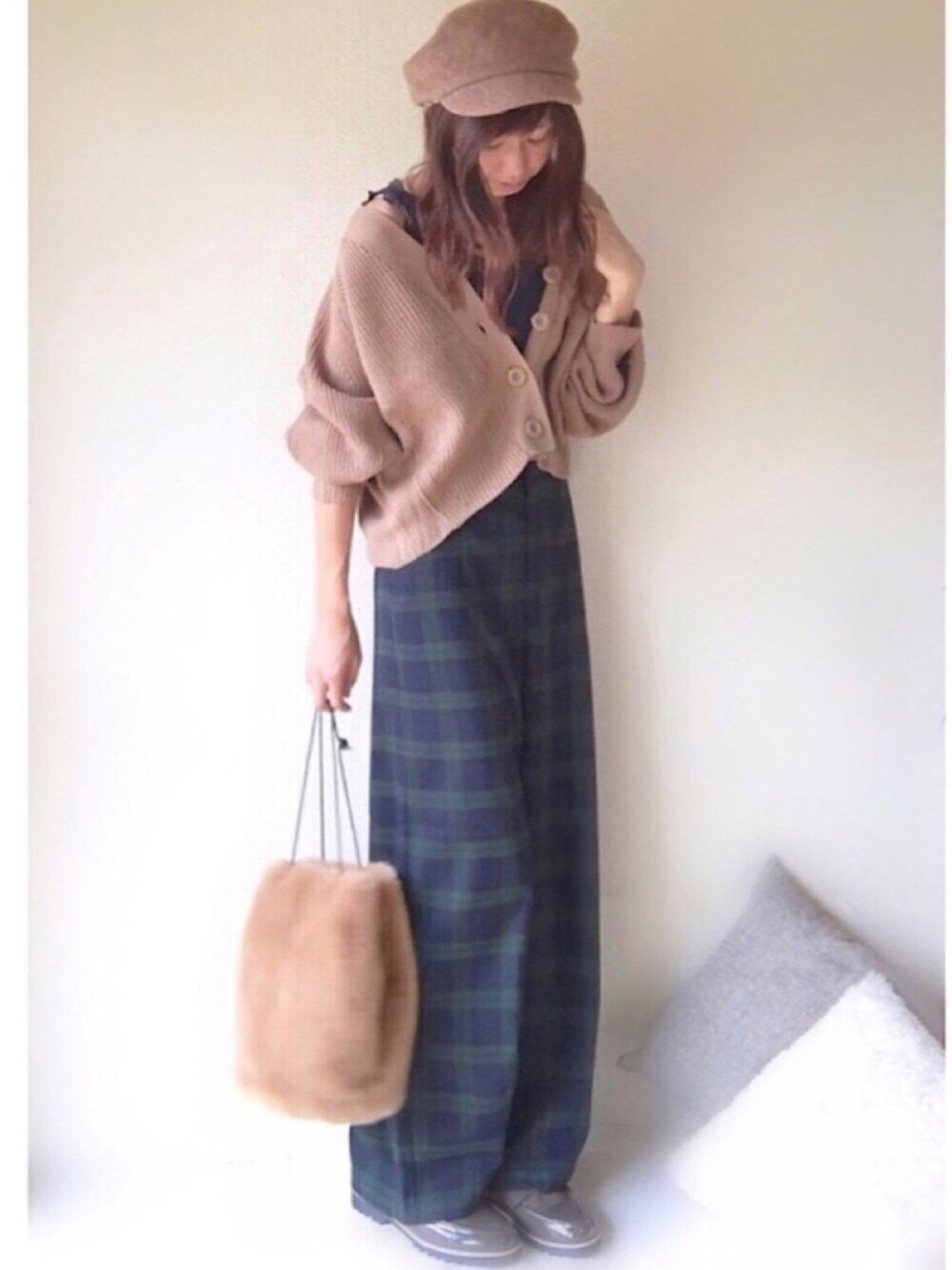 「秋服準備はじめました、秋コーデ、ワイドパンツ、チェック、カーディガン、しまむら、ファーバッグ、ローファー、タータンチェック、プチプラコーデ」｜「natural coutureのアイレット入りシンプルカーディガン（カーディガン/ボレロ、イエロー系）」を使った、YOSSYさん（レディース・165cm）の秋コーディネートの1枚目の写真