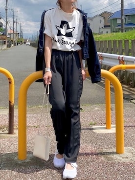 「サテンパンツ」｜「アイテム（デニムジャケット）」を使った、YOSSYさん（レディース・165cm）の春コーディネート