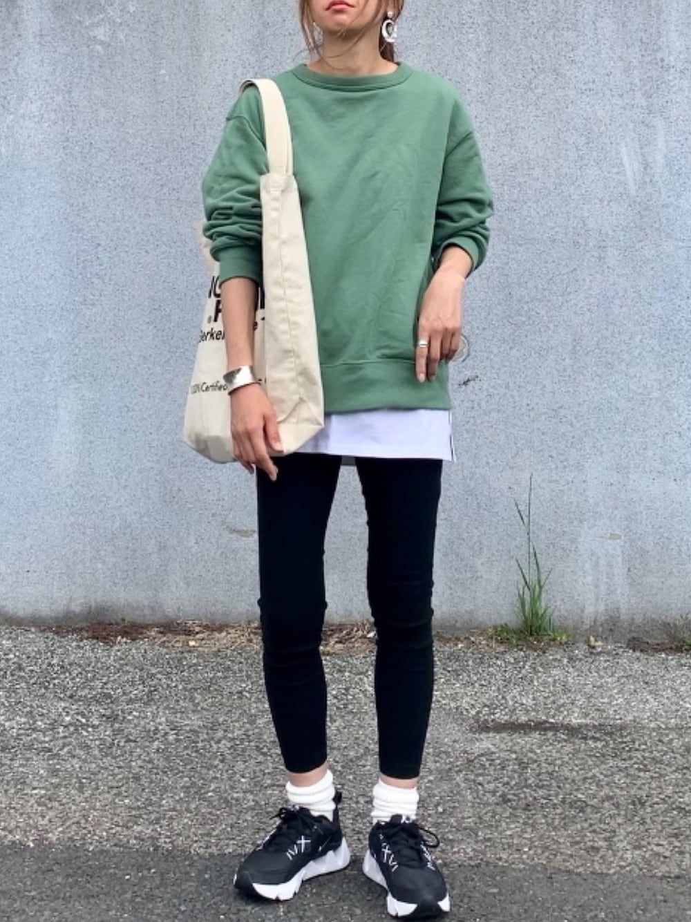 「ユニクロユー、レギンスパンツ、くつした、NIKE、CANALJEAN、dholic、THE NORTH FACE、グリーン、トートバッグ、厚底」｜「CANAL JEANのvia j(ヴィアジェイ) スキニーレギンスパンツ（その他パンツ、ブラック系）」を使った、YOSSYさん（レディース・165cm）の春コーディネートの1枚目の写真