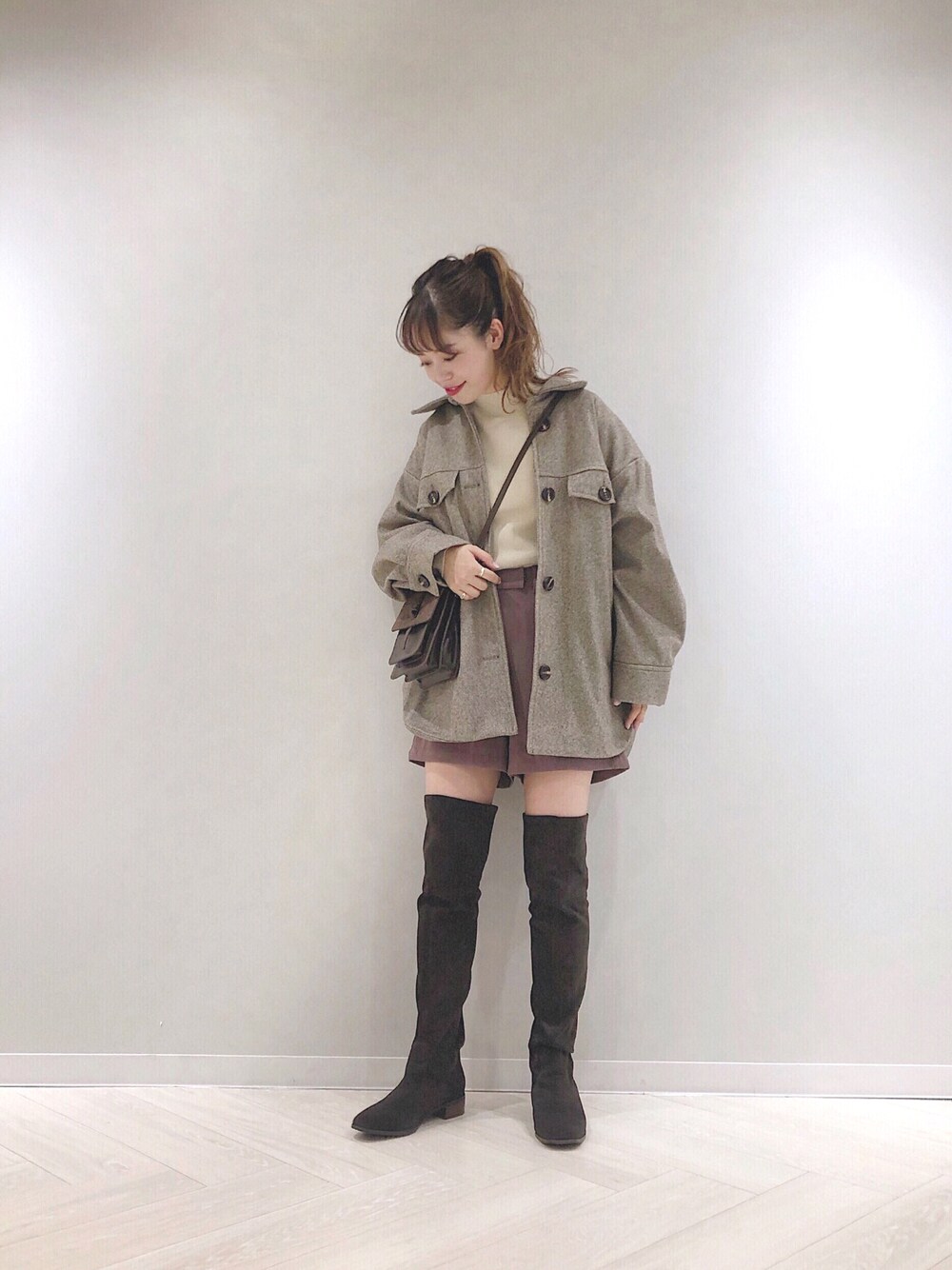 「秋のコーデ、CPOジャケット、ハイネック、ショートパンツ、ニーハイブーツ、ポニーテール、ミスティック(mystic)、mystic、秋、高身長女子」｜「mysticのCPOジャケットコート（ブルゾン、ブラウン系）」を使った、たけかわ ななさん（レディース・162cm）の秋コーディネートの1枚目の写真