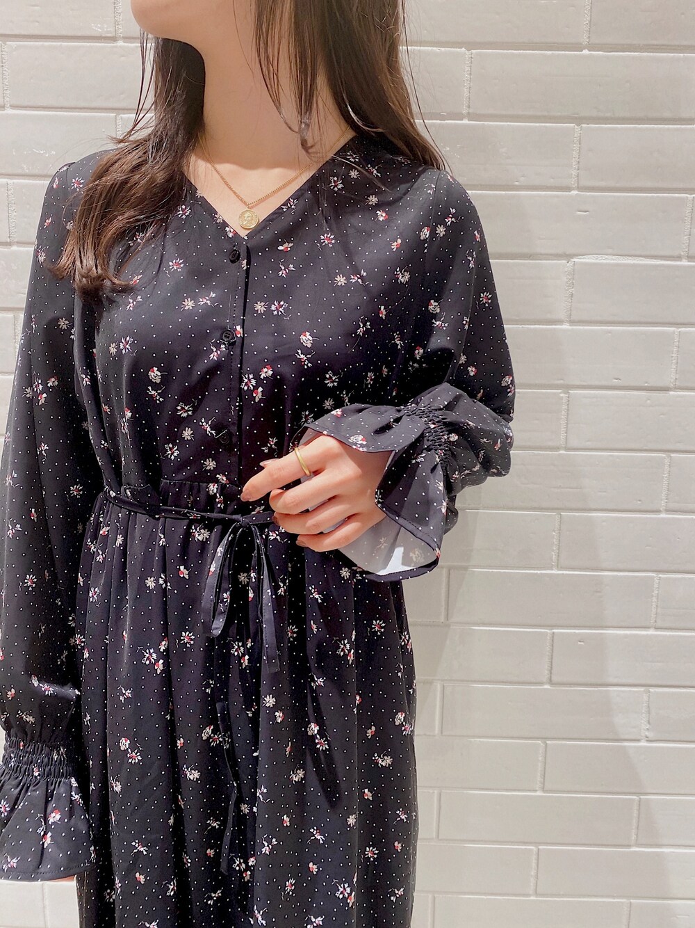 「mystic、mline、シンプルコーデ、オトナ女子、ラクチンコーデ、ワンピース、花柄ワンピース、ワンピーススタイル、コインネックレス、おしゃれさんと繋がりたい」｜「mlineの[mline]花柄ティアードワンピース（ワンピース、ブラック系）」を使った、たけかわ ななさん（レディース・162cm）の冬コーディネートの1枚目の写真