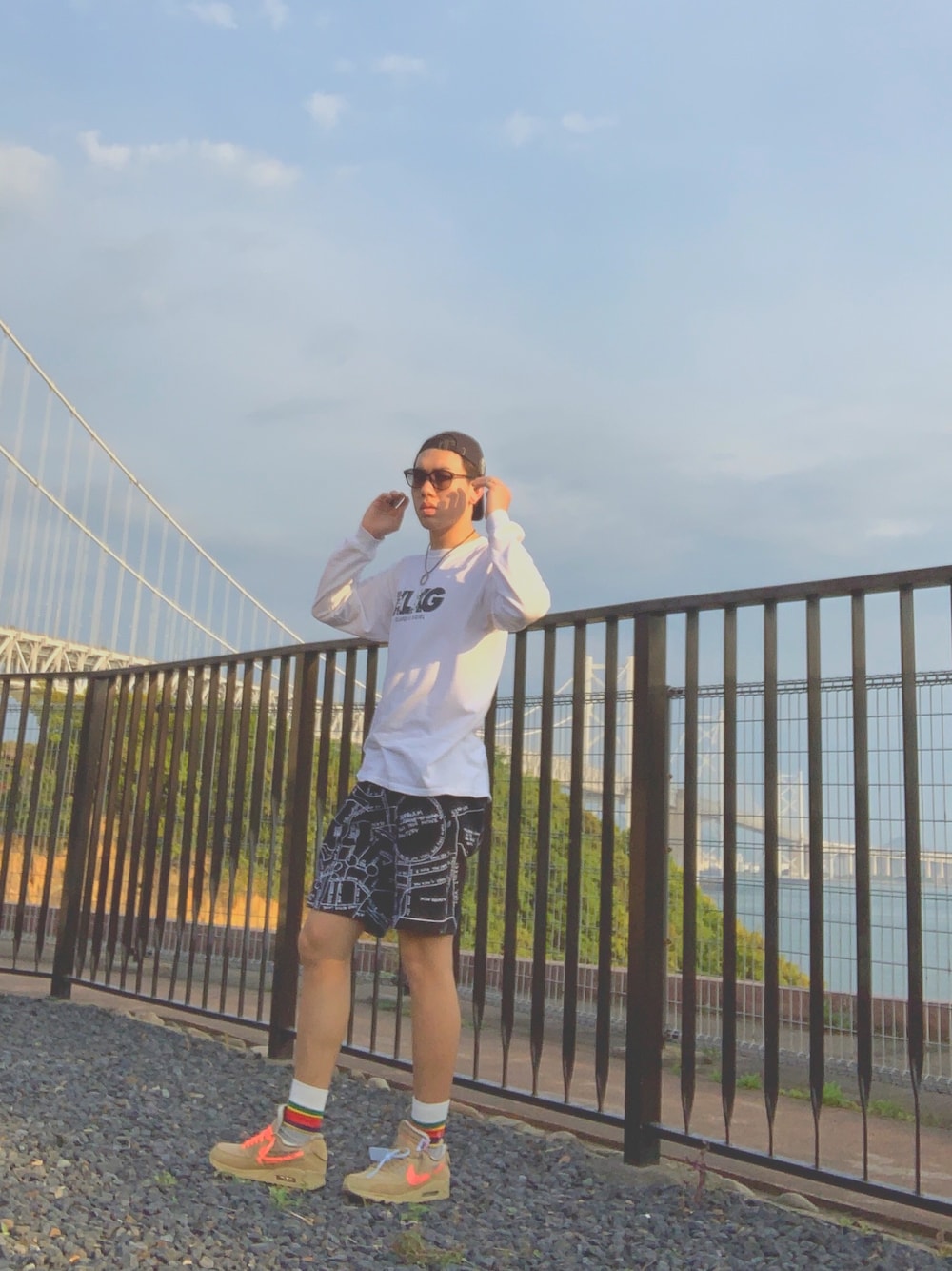「AIRMAX90、NIKE off-white the ten、NIKE AIR MAX、ストリート、サマーコーデ」｜「XLARGEのアイテム（Tシャツ/カットソー、ホワイト系）」を使った、KENTOさん（メンズ・180cm）の春コーディネートの1枚目の写真