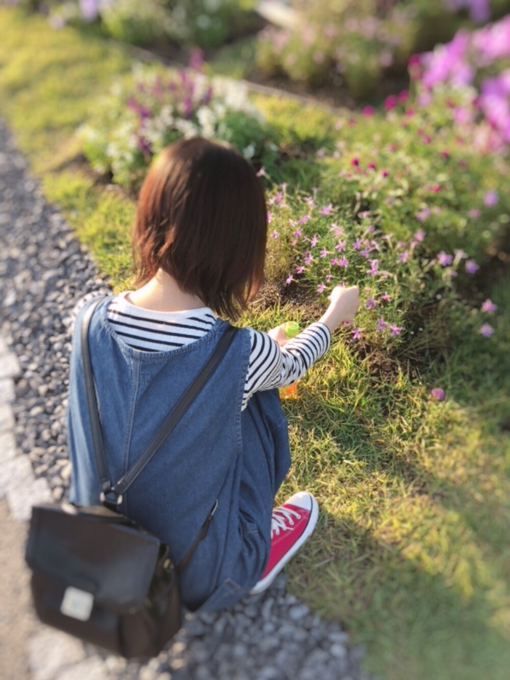 「大人カジュアル、シンプル、ゆるコーデ、おしゃれさんと繋がりたい、ラフ、カジュアル、サロペット、Samansa Mos2、Samansa Mos2 blue、サマンサ モスモス(Samansa Mos2)」｜「Samansa Mos2 blueのランダムテレコクルーネックインナー（Tシャツ/カットソー、ホワイト系）」を使った、ayanaさん（レディース・162cm）の夏コーディネートの1枚目の写真
