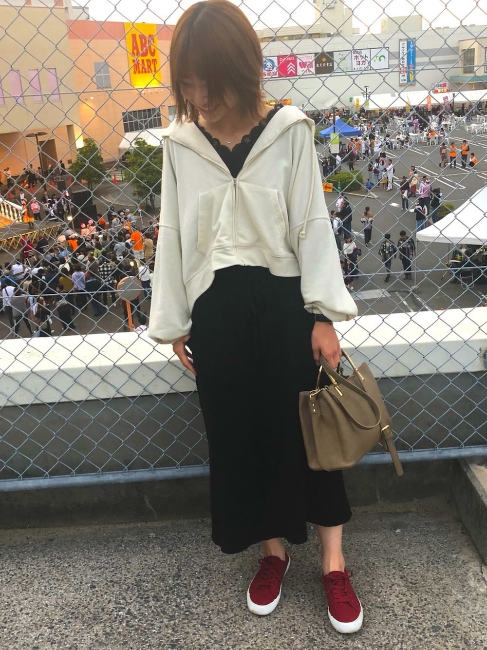 「秋のコーデ、シンプル、大人カジュアル、お洒落さんとつながりたい、いいね、save、フォローお願いします🤑、やっぱりストリートが好き、Samansa Mos2、Samansa Mos2 blue、グローバルワーク(GLOBAL WORK)」｜「GLOBAL WORKのBEAUTEEレースVネック長袖/848778（Tシャツ/カットソー、ブラック系）」を使った、ayanaさん（レディース・162cm）の秋コーディネートの1枚目の写真