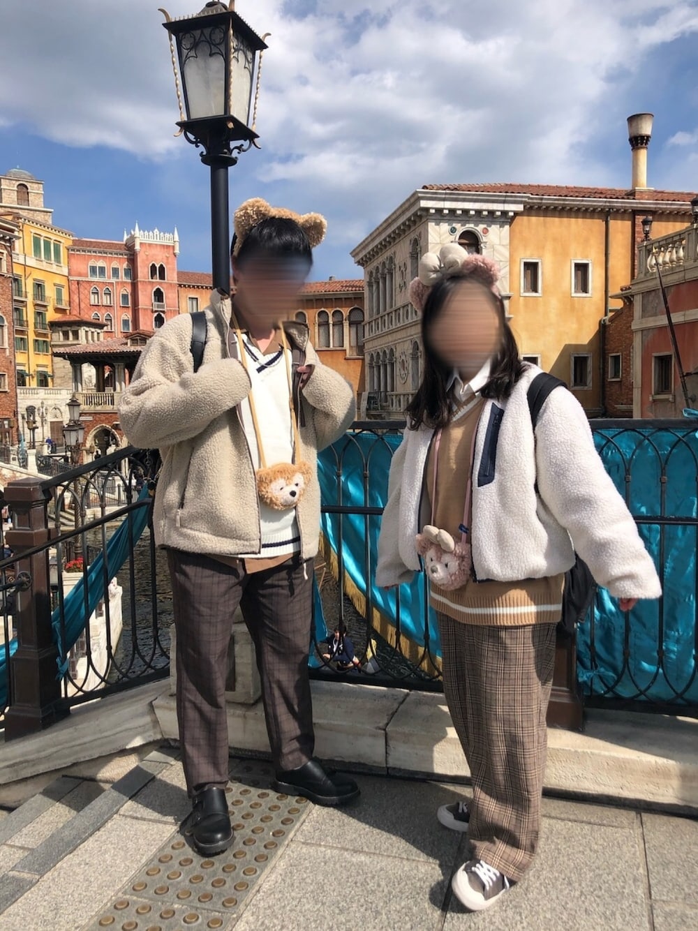 「ボアジャケット、チェックパンツ、チルデンニット、ディズニーコーデ、シミラールック、ペアルック、ディズニー」｜「GLOBAL WORKのTRオープンカラーシャツ/797739（シャツ/ブラウス、ブラウン系）」を使った、shinKさん（メンズ・169cm）の冬コーディネートの1枚目の写真