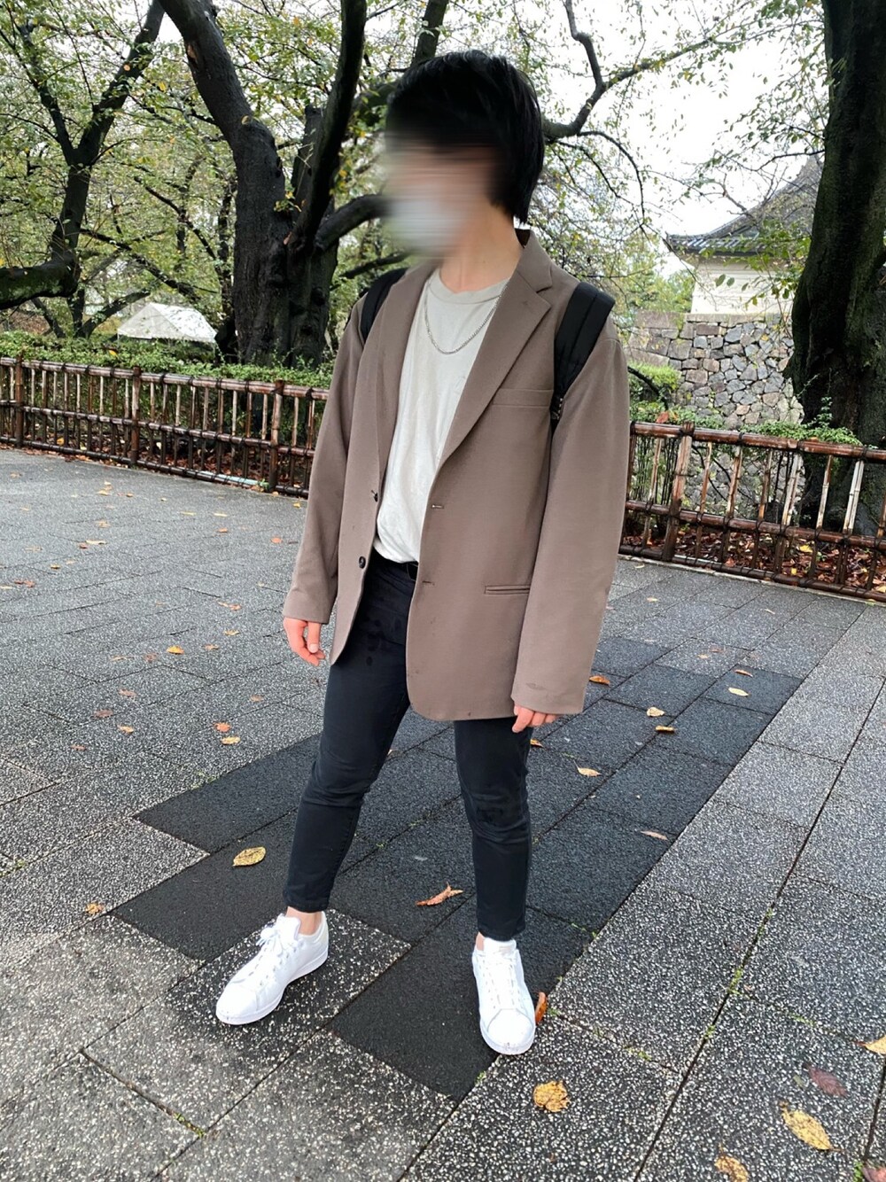 ベージュ系のTシャツ/カットソー、ベージュ系のセットアップ、ブラック系のパンツを着用したメンズの秋コーディネートの1枚目の写真