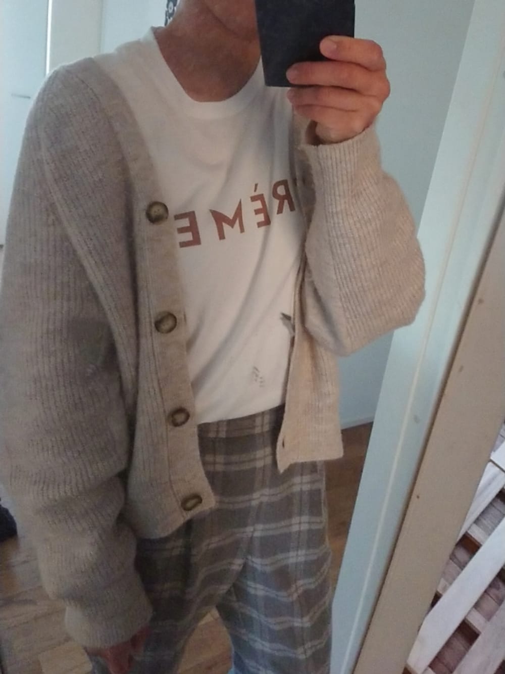 「REALstyleのアイテム（Tシャツ/カットソー、ホワイト系）」を使った、mmrjさん（レディース・154cm）の冬コーディネートの1枚目の写真