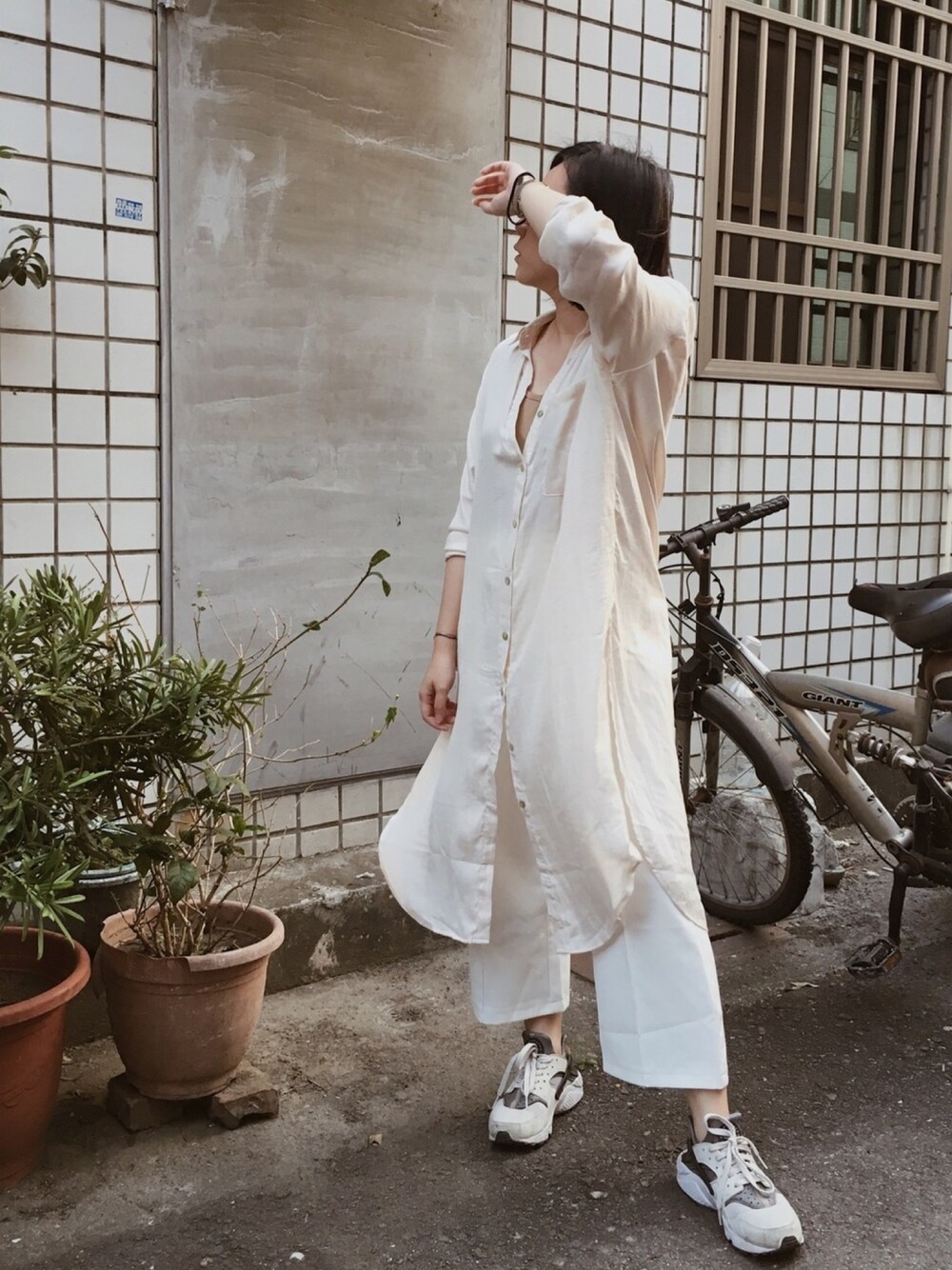 「MEIER.Qのアイテム（シャツワンピース、ベージュ系）」を使った、TZUさん（レディース・156cm）の春コーディネートの1枚目の写真