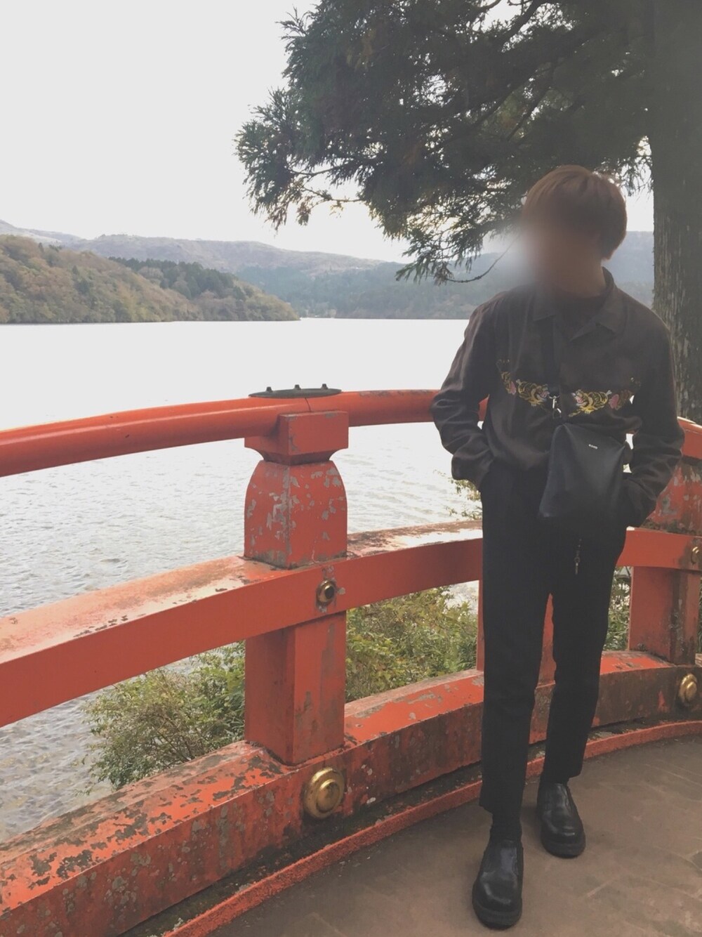 ブラウン系のシャツ/ブラウス、ブラック系のショルダーバッグ、ブラック系のスラックスを着用したメンズの秋コーディネートの1枚目の写真