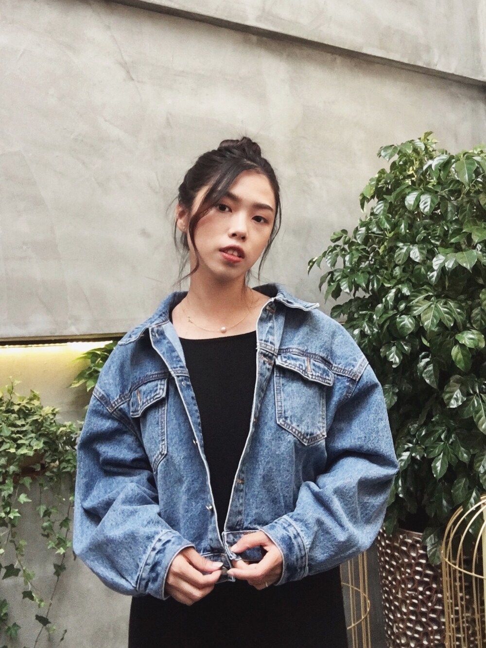 「秋冬、牛仔、简约、欧美、街拍」｜「周五晚Chottoのアイテム（デニムジャケット、ブルー系）」を使った、周五晚Chottoさん（レディース・153cm）の秋コーディネートの1枚目の写真