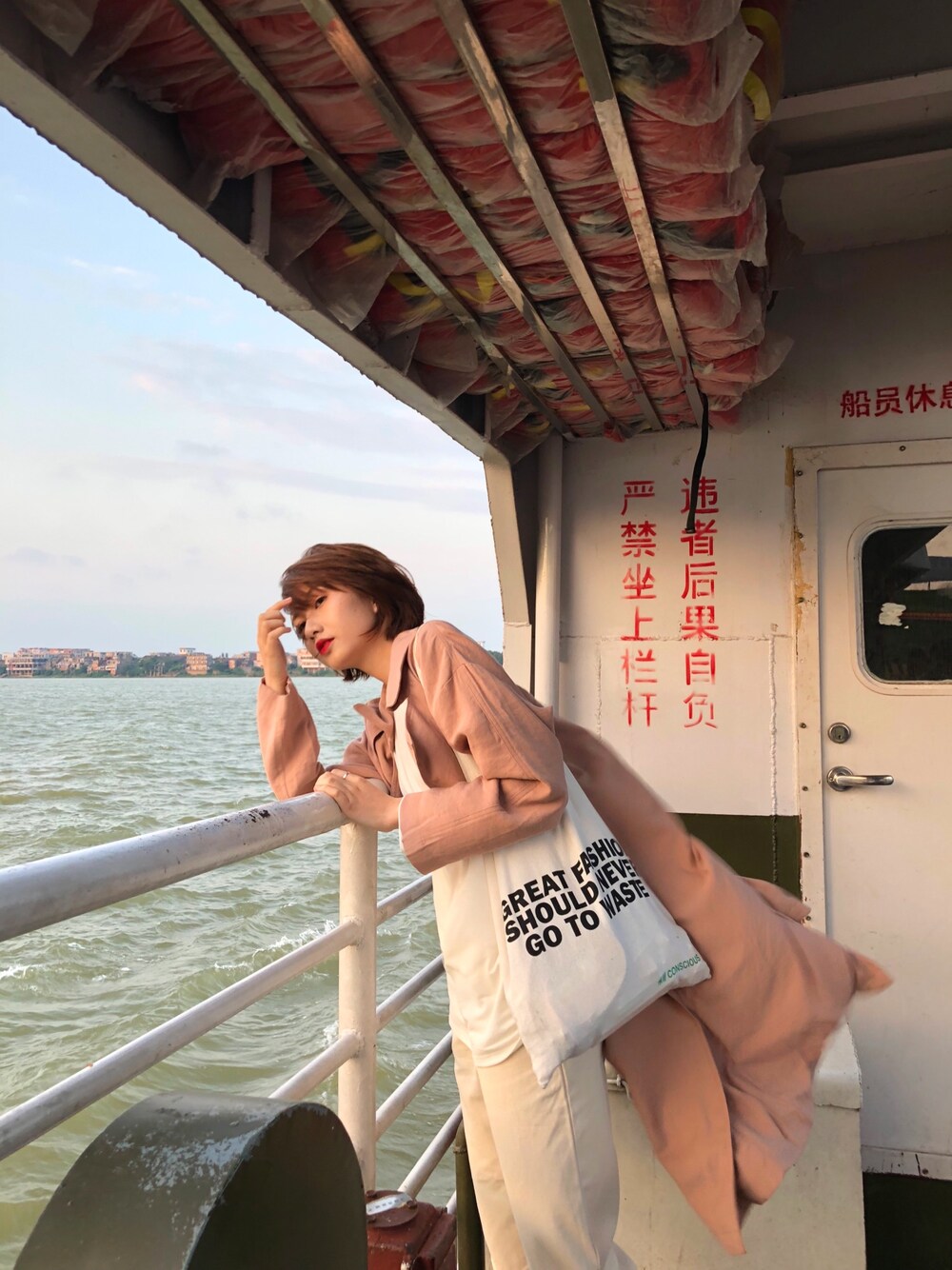 「秋服、简约、日常」｜「周五晚Chottoのアイテム（トレンチコート、ピンク系）」を使った、周五晚Chottoさん（レディース・170cm）の秋コーディネートの1枚目の写真