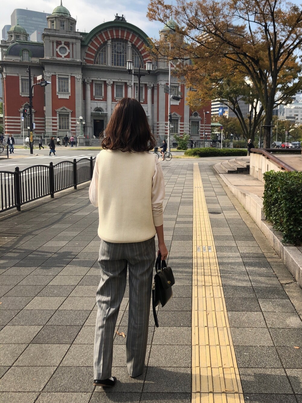 「秋服、シンプルコーデ、カジュアルコーデ、大人カジュアル、パンツスタイル、レイヤードスタイル、チェック、ベスト」｜「Andersen-Andersenのアイテム（トップス、ホワイト系）」を使った、𝗆𝖾𝗀𝗆𝗈𝖼𝗈さん（レディース・163cm）の秋コーディネートの1枚目の写真