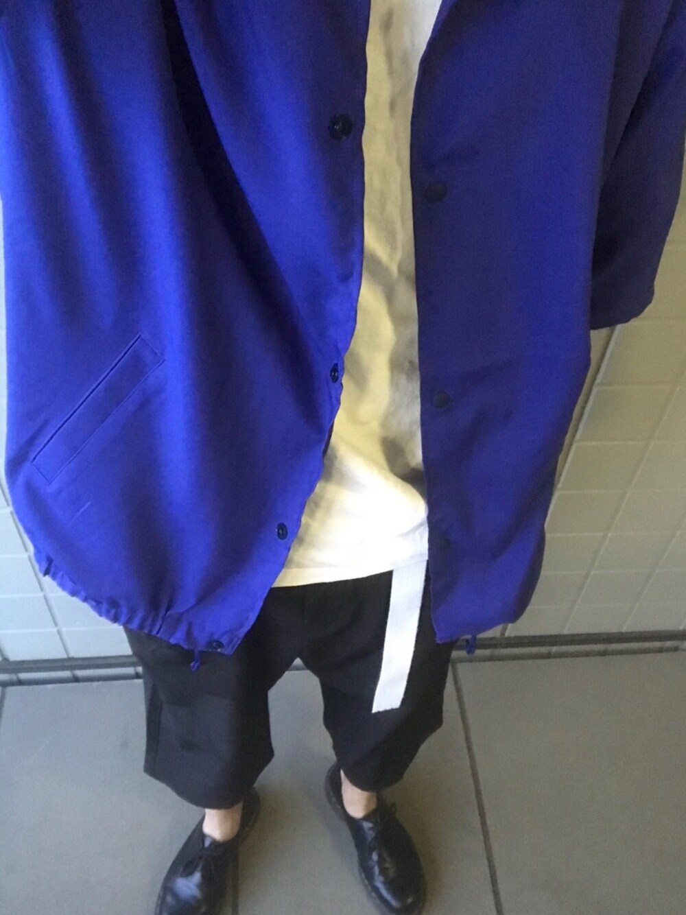 ブルー系のシャツ/ブラウス、ブラック系のスラックス、ブラック系のブーツを着用したメンズの春コーディネートの1枚目の写真