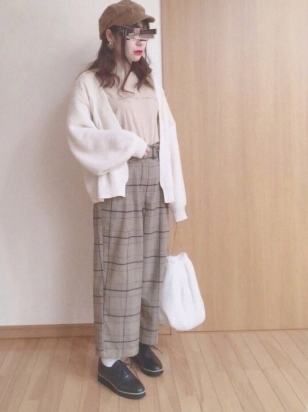 ブラウン系のパンツ、ベージュ系のTシャツ/カットソー、ホワイト系のカーディガン/ボレロを着用したレディースの秋コーディネートの1枚目の写真