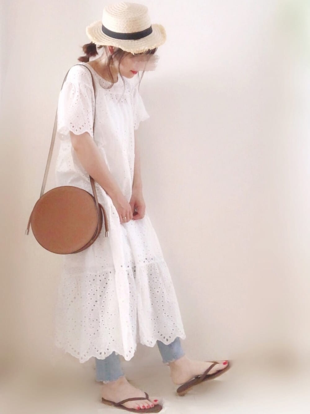 ホワイト系のワンピース、ブラウン系のショルダーバッグ、ブラウン系のサンダルを着用したレディースの夏コーディネートの1枚目の写真