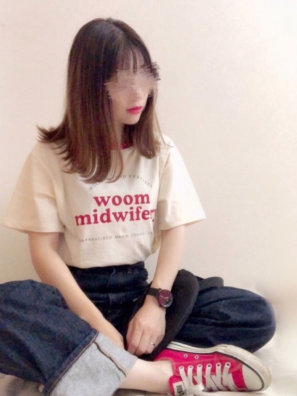 ブルー系のデニムパンツ、レッド系のスニーカー、ブラック系のボディバッグ/ウエストポーチを着用したレディースの夏コーディネートの1枚目の写真