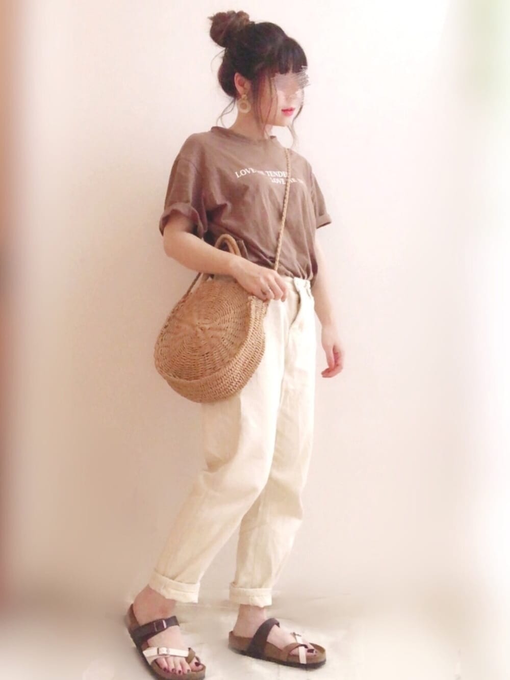 ホワイト系のデニムパンツ、ブラウン系のTシャツ/カットソー、ブラウン系のサンダルを着用したレディースの夏コーディネートの1枚目の写真