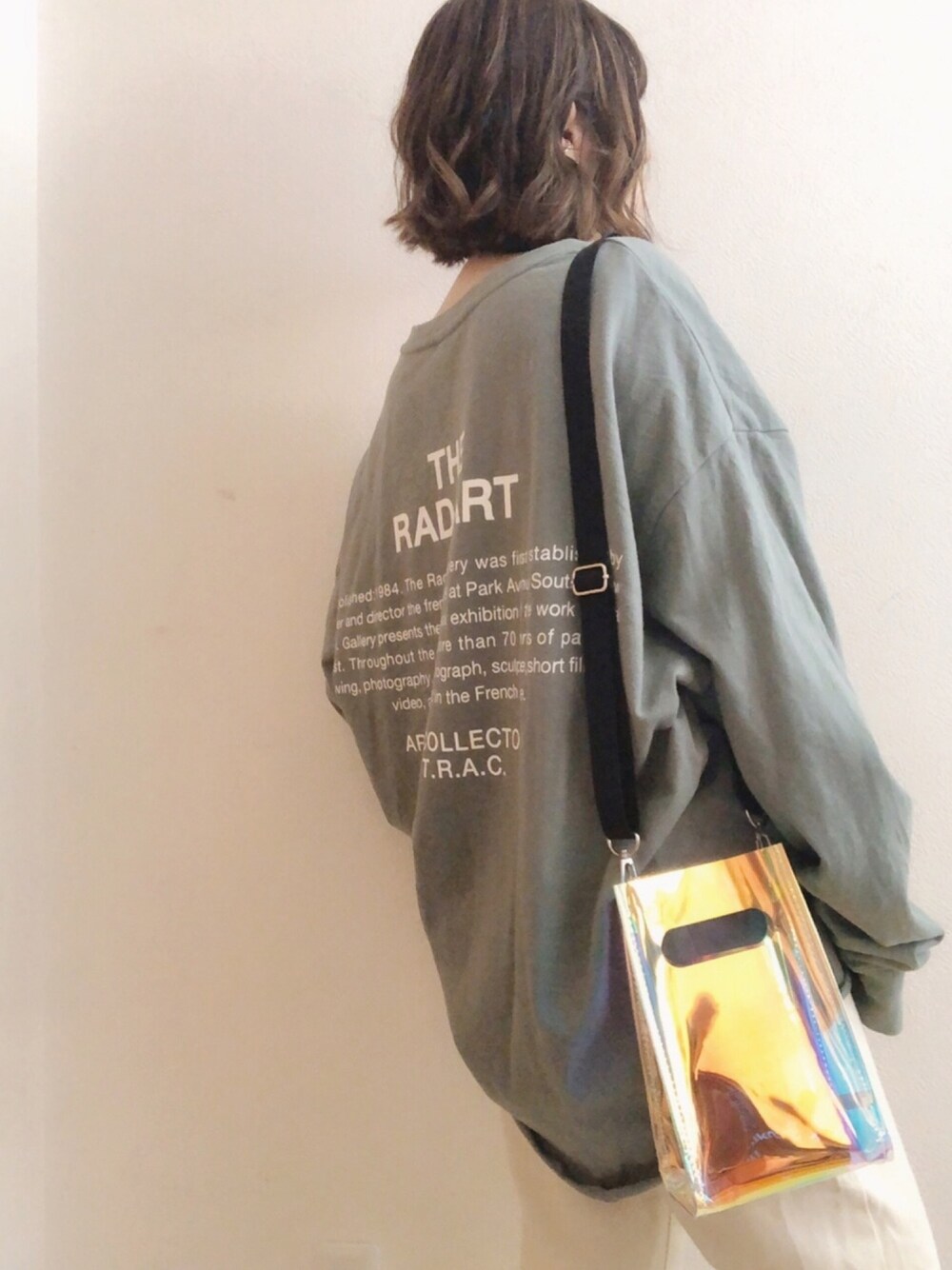 グリーン系のTシャツ/カットソー、その他のショルダーバッグ、ホワイト系のデニムパンツを着用したレディースの春コーディネートの1枚目の写真