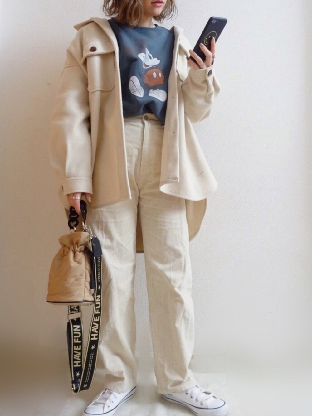 ホワイト系のその他パンツ、ベージュ系のカバーオール、ホワイト系のスニーカーを着用したレディースの冬コーディネートの1枚目の写真