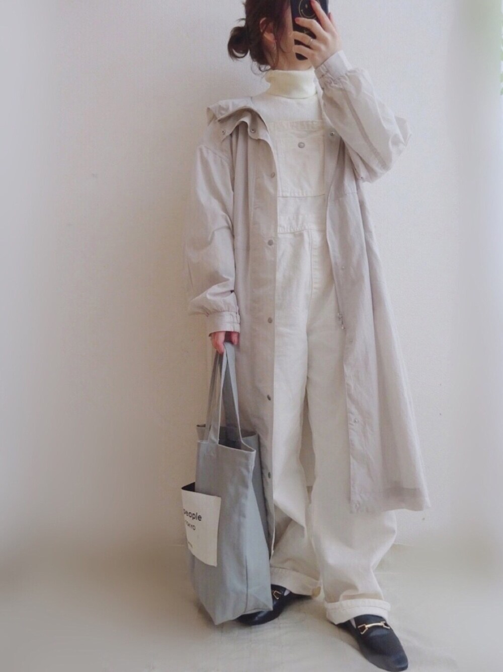 ホワイト系のニット/セーター、グレー系のジャケット/アウター、グレー系のバッグを着用したレディースの春コーディネートの1枚目の写真