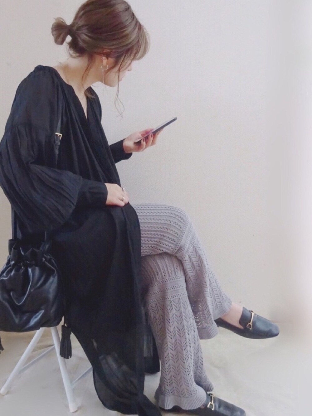 パープル系のその他パンツ、ブラック系のワンピース、ブラック系のローファーを着用したレディースの春コーディネートの1枚目の写真