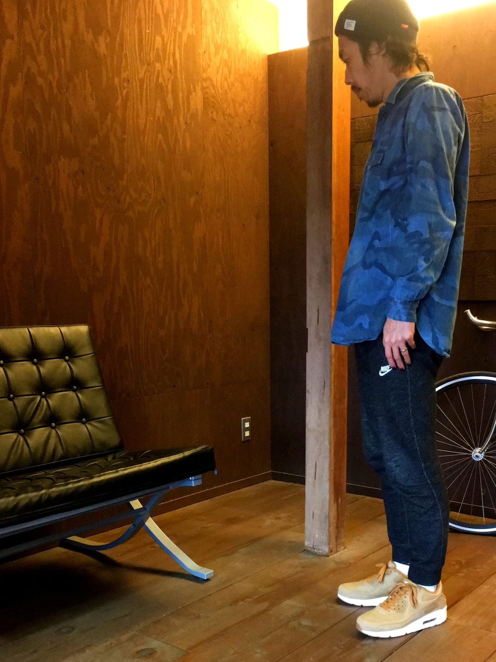 ブルー系のシャツ/ブラウス、ブラック系のその他パンツ、ベージュ系のスニーカーを着用したメンズの冬コーディネートの1枚目の写真