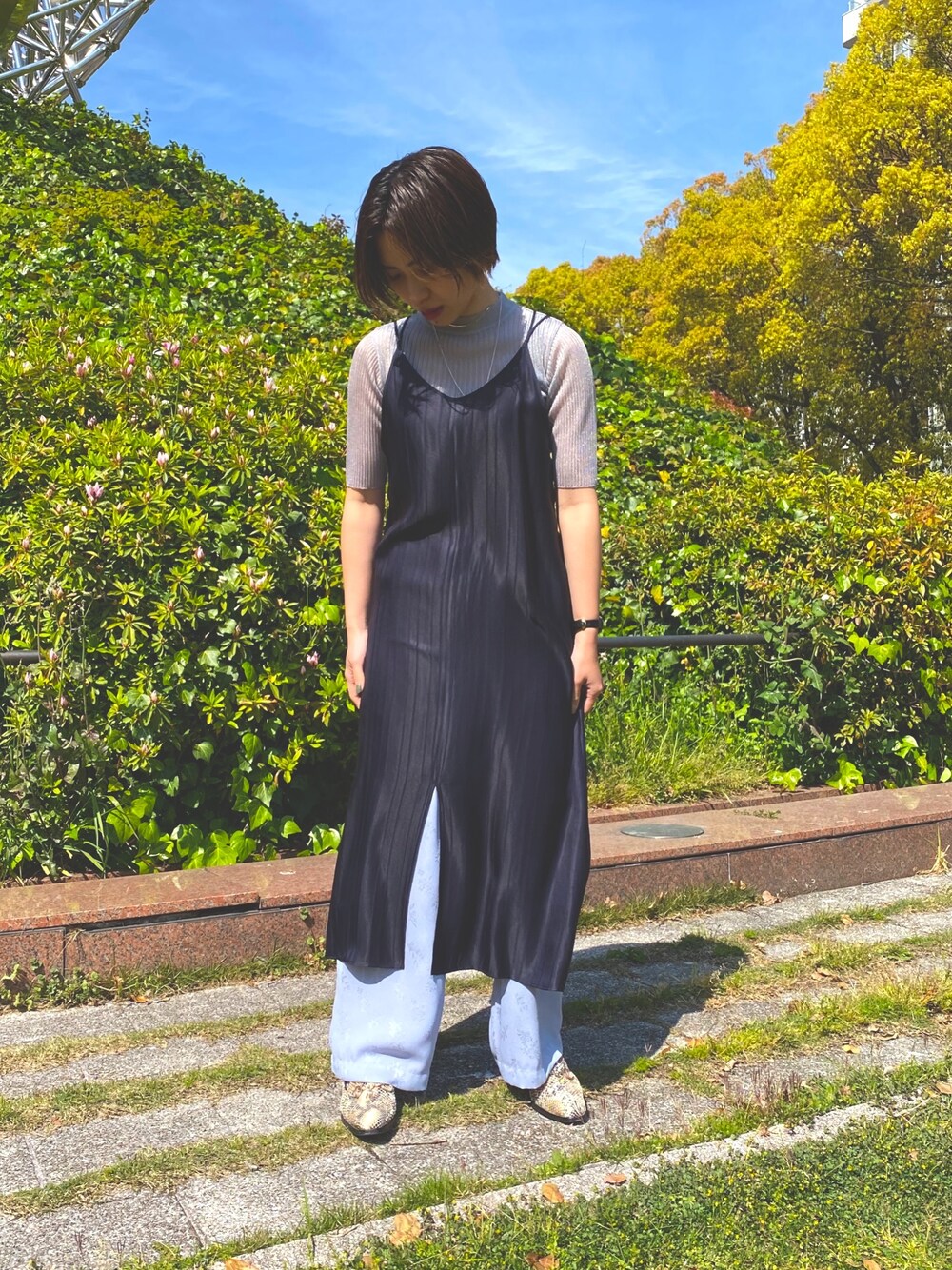 「シンプル、オトナカジュアル、パンツスタイル、楽チンコーデ、春、ラフコーデ、くすみカラー、淡色コーデ、カジュアル」｜「PUBLIC TOKYOのアイレットサテンキャミワンピース（ワンピース、ブルー系）」を使った、tomiさん（レディース・160cm）の春コーディネートの1枚目の写真