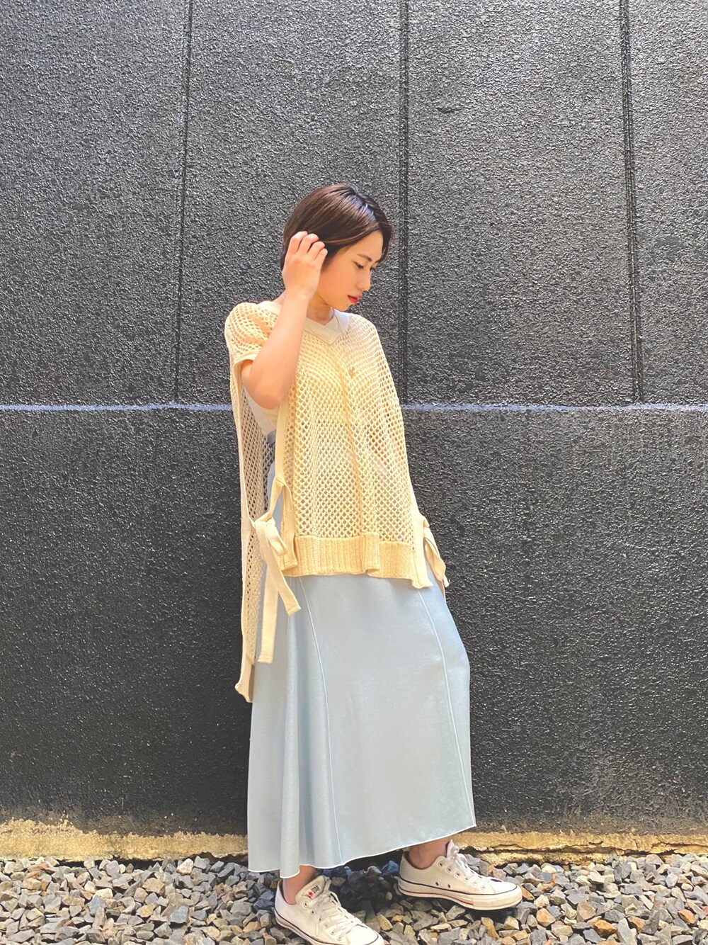 「春コーデ、大人カジュアル、シンプルコーデ、お洒落さんとつながりたい、スニーカーコーデ、春夏コーデ、ootd、コンバース、はるコーデ、ベージュ」｜「PUBLIC TOKYOのアイテム（その他トップス、ベージュ系）」を使った、tomiさん（レディース・160cm）の春コーディネートの1枚目の写真