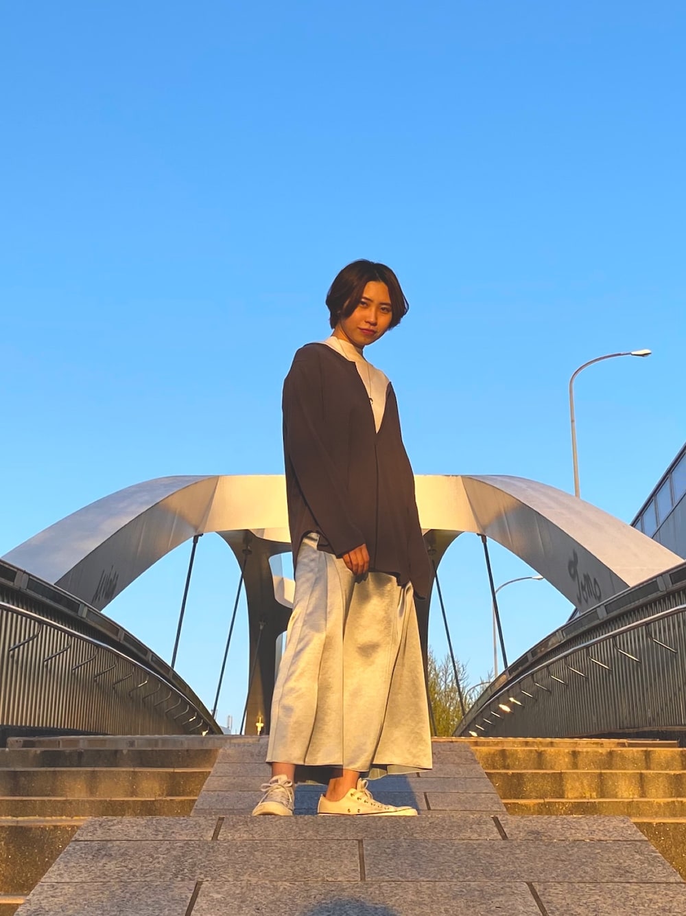 「オトナカジュアル、カジュアルコーデ、ゆるコーデ、おしゃれさんと繋がりたい、休日スタイル、くすみカラー、春色、publictokyo」｜「PUBLIC TOKYOのスリットネックカノコレイヤードトップス（Tシャツ/カットソー、グレー系）」を使った、tomiさん（レディース・160cm）の春コーディネートの1枚目の写真